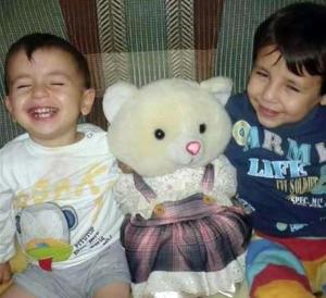 Aylan Kurdi di 3 anni con il fratellino Galip di 5 anni da Kobane (Siria)